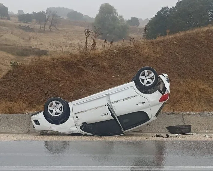 Bilecik’te seyir halinde yağışın etkisiyle kontrolden çıkan otomobil takla atarken,