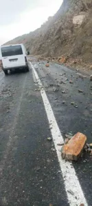 Elazığ’da etkinli olan yağış sonrasında Palu-Beyhan yoluna kaya ve taş
