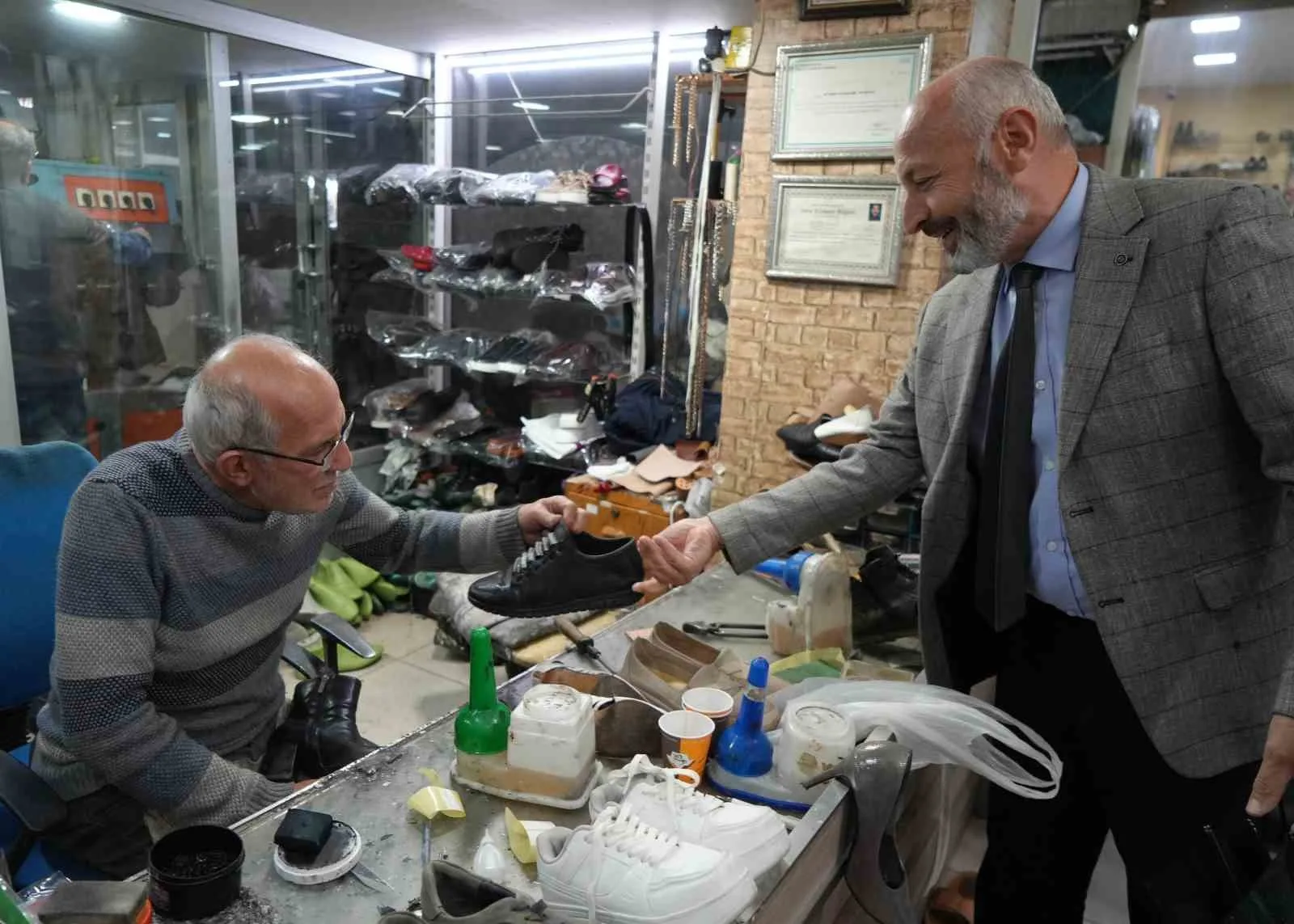 Sonbaharın gelmesiyle birlikte soğuyan hava ve artan yağışlar, ayakkabı tamircilerinin