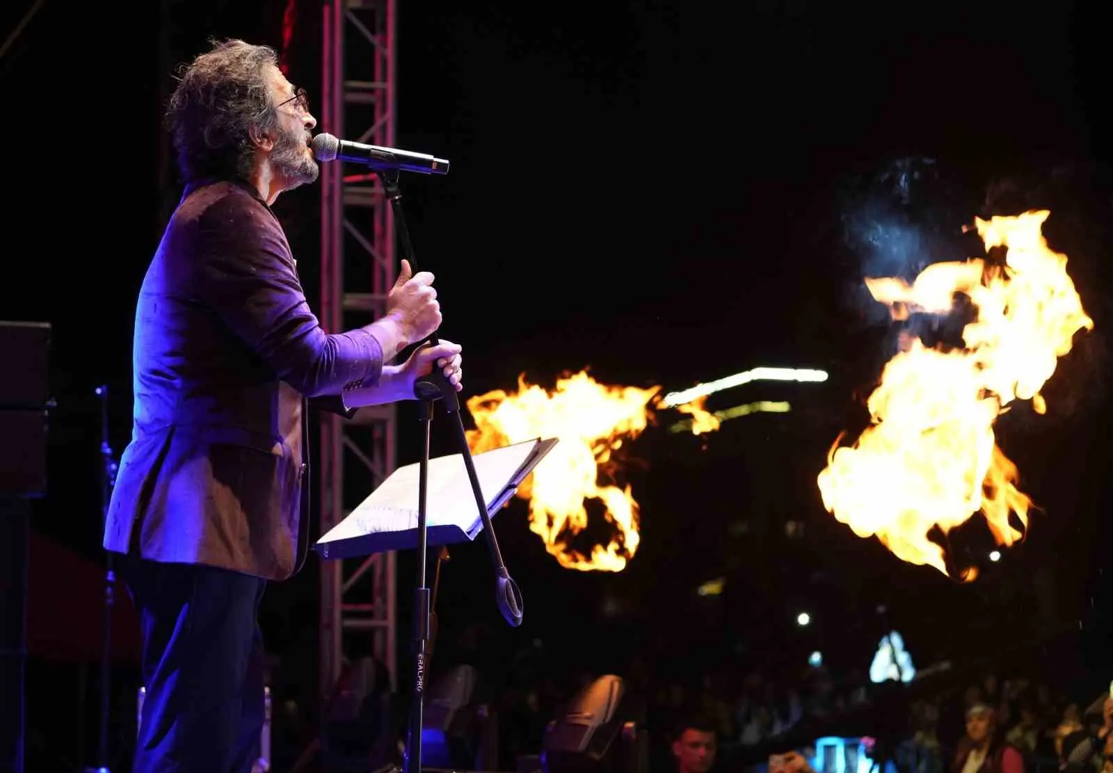 Kırıkkale’de Cumhuriyet Bayramı etkinlikleri kapsamında sahne alan şarkıcı Fettah Can,