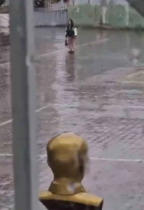Iğdır’da bir ilkokulda yağmur altında İstiklal Marşı okuyan öğrenci duygulandırdı.