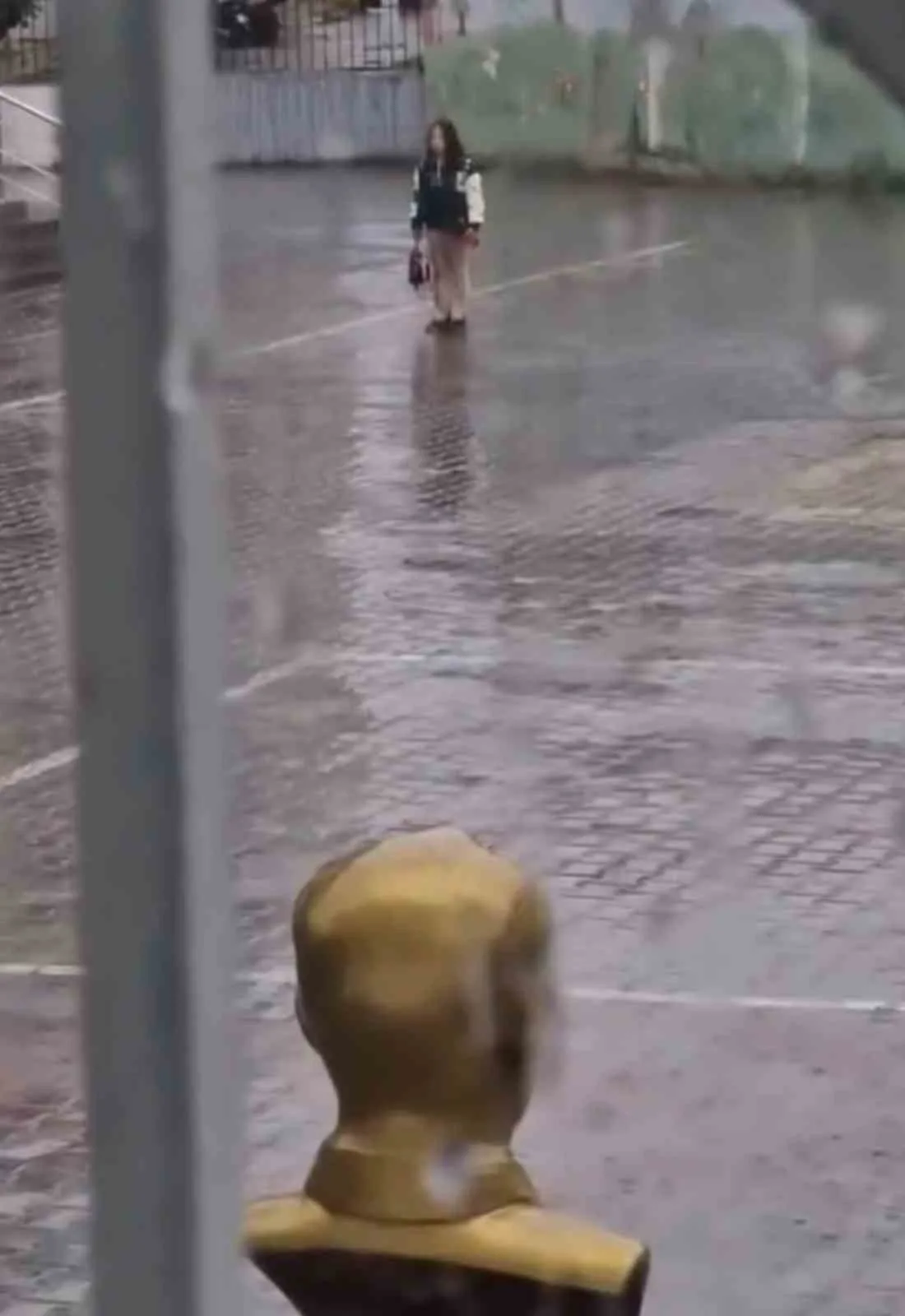 Iğdır’da bir ilkokulda yağmur altında İstiklal Marşı okuyan öğrenci duygulandırdı.