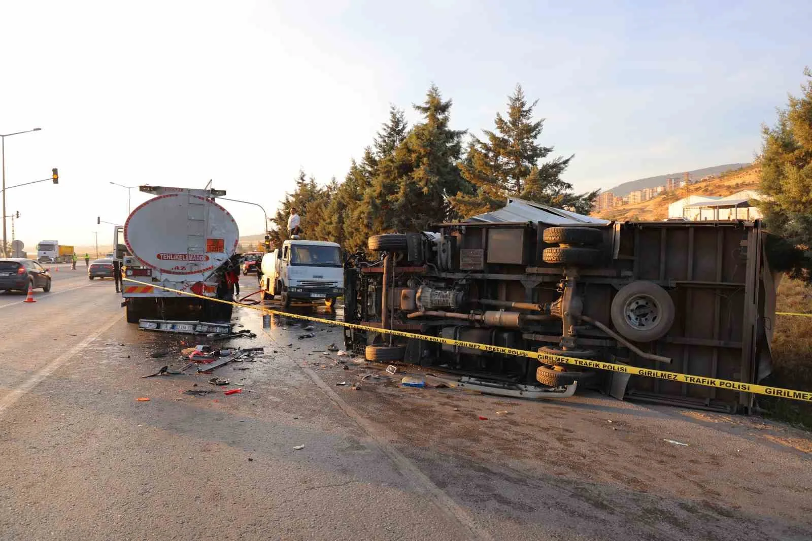 Kahramanmaraş’ta yakıt tankerine çarpan kamyonetin sürücüsü hayatını kaybetti. Kaza, Onikişubat