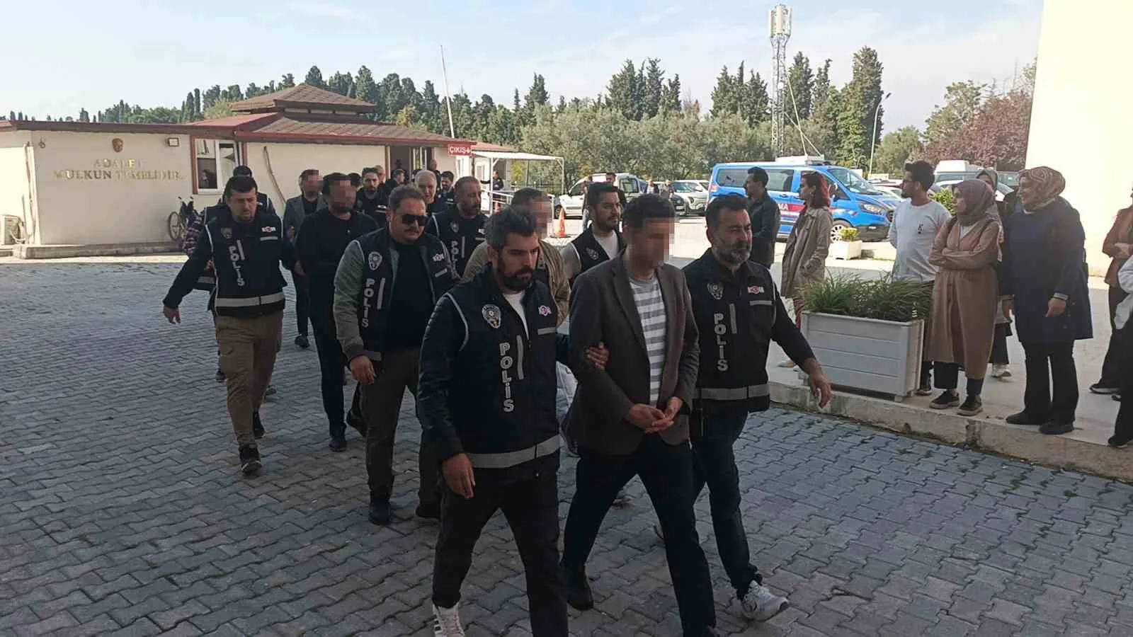Yalova’da İl Göç İdaresi’ne yönelik operasyonda, aralarında İl Müdürü Salih