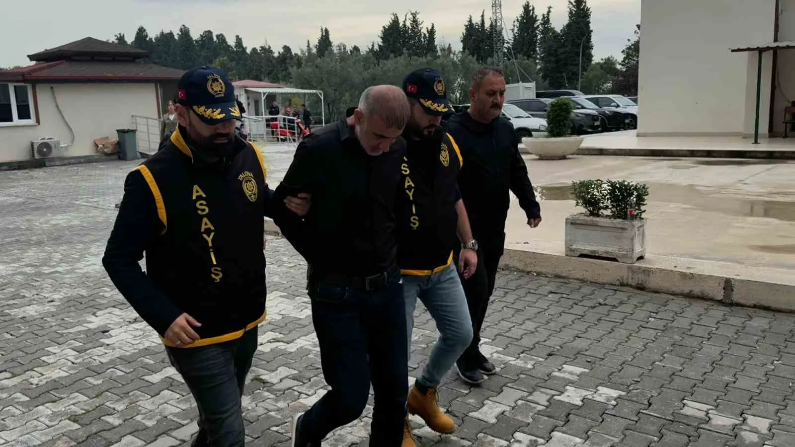 Yalova’nın Altınova ilçesinde dün sabah saatlerinde eşini tabancayla göğsünden ve