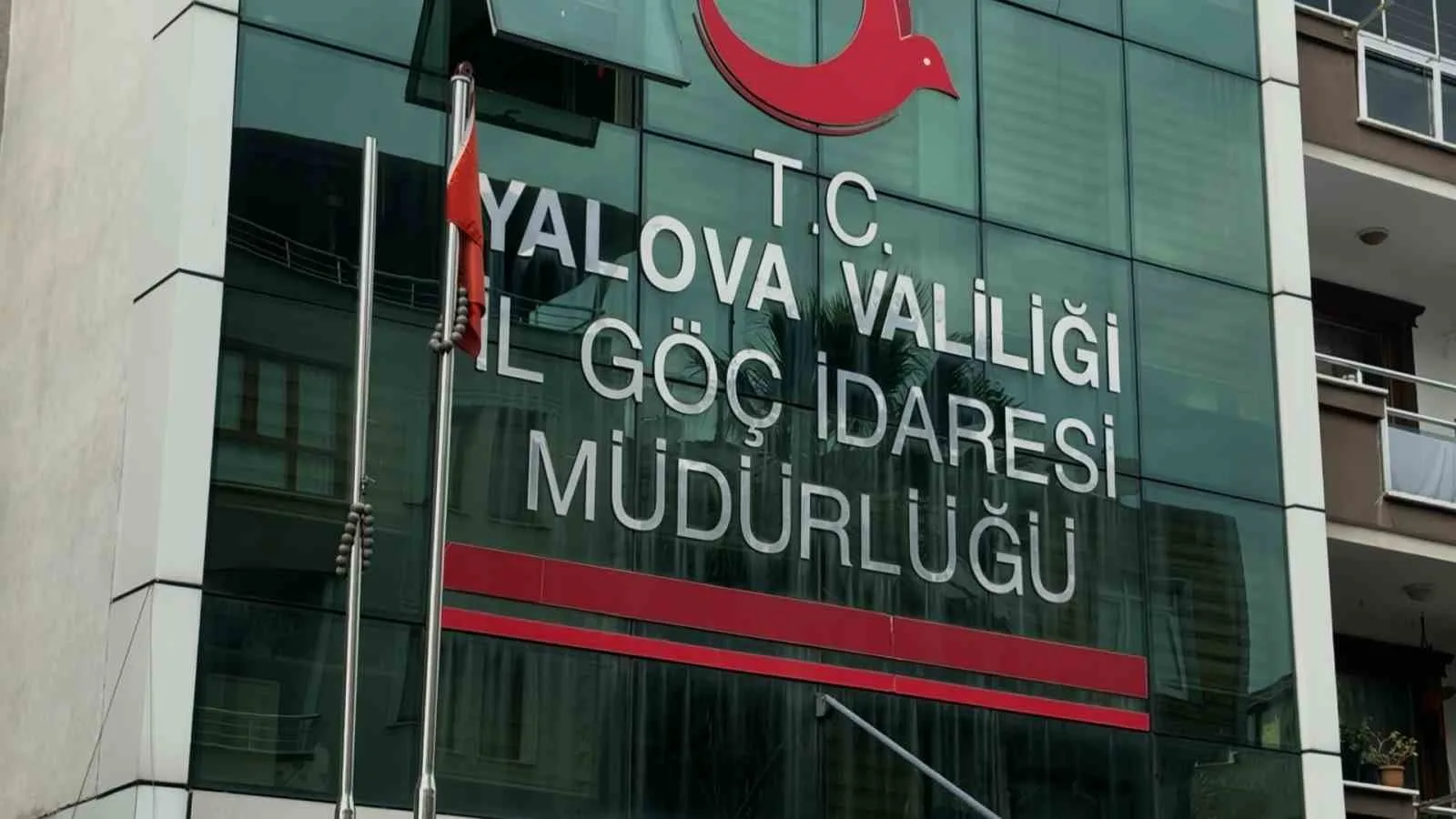 Yalova’da İl Göç İdaresi Müdürlüğü’ne yönelik operasyonda İl Müdürü Salih