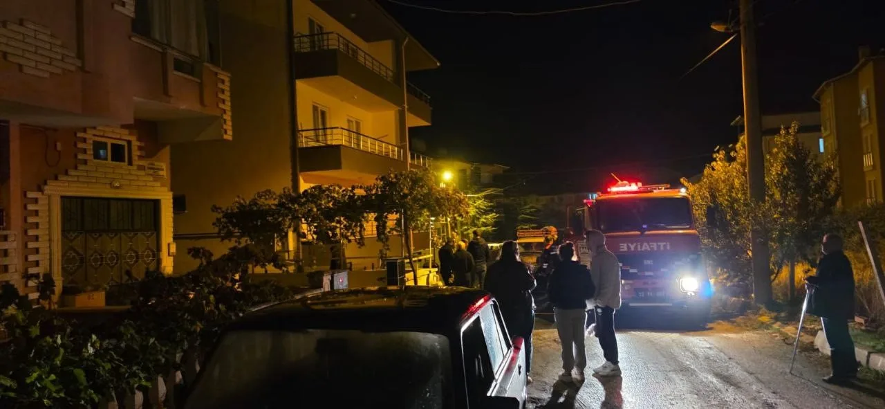 Isparta’nın Yalvaç ilçesinde 3 katlı binada çıkan yangın, itfaiyenin hızlı