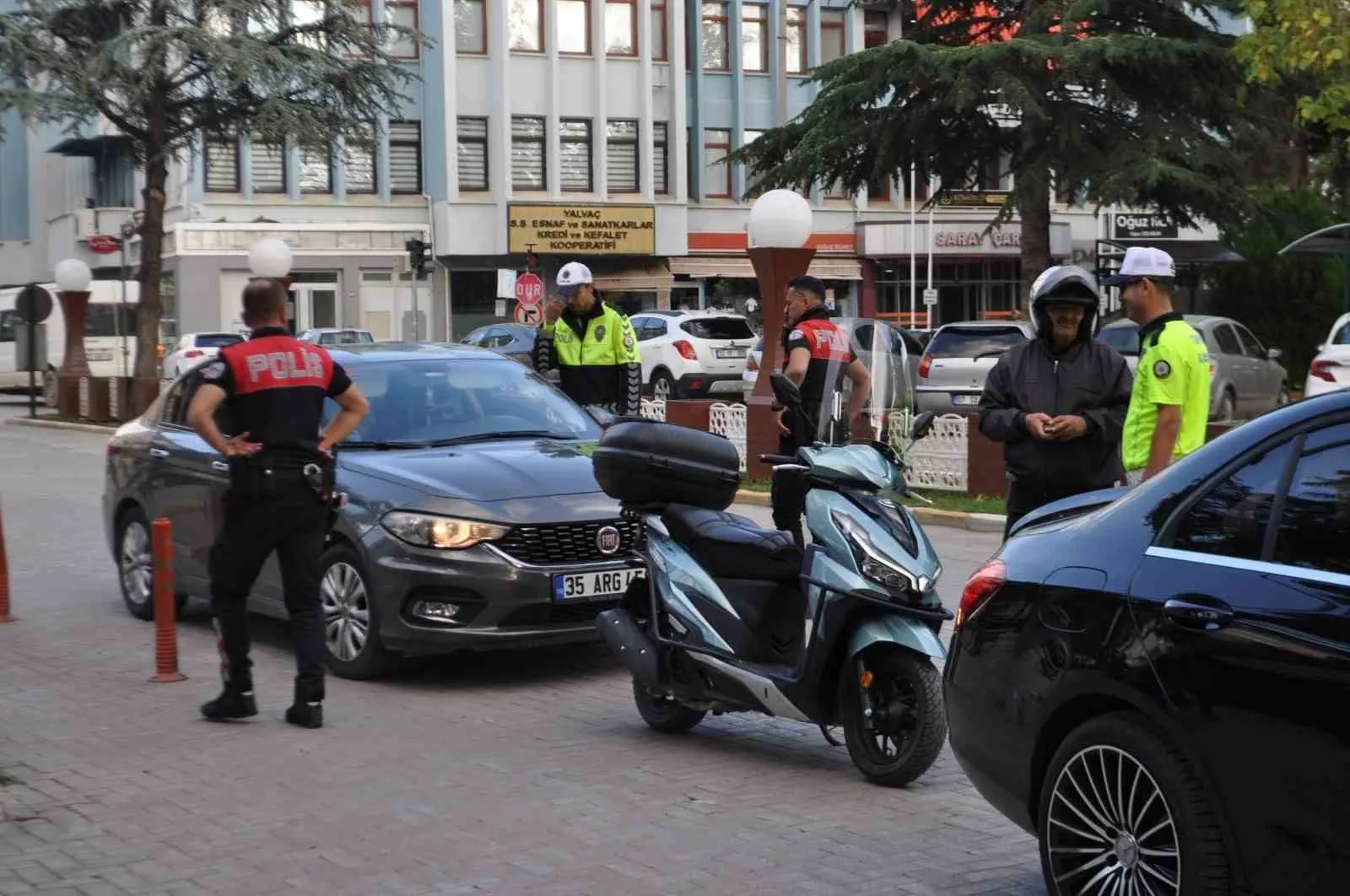 Isparta’nın Yalvaç ilçesinde huzur uygulamasında 167 şahıs sorgulandı, 75 araç