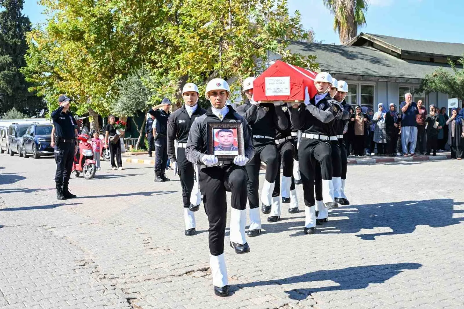 İstanbul’da görevliyken evinde çıkan yangında hayatını kaybeden polis memuru Adana’da