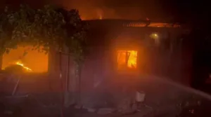 Adana’nın Ceyhan ilçesinde, bir evde çıkan yangına müdahaleden dönen arazözün