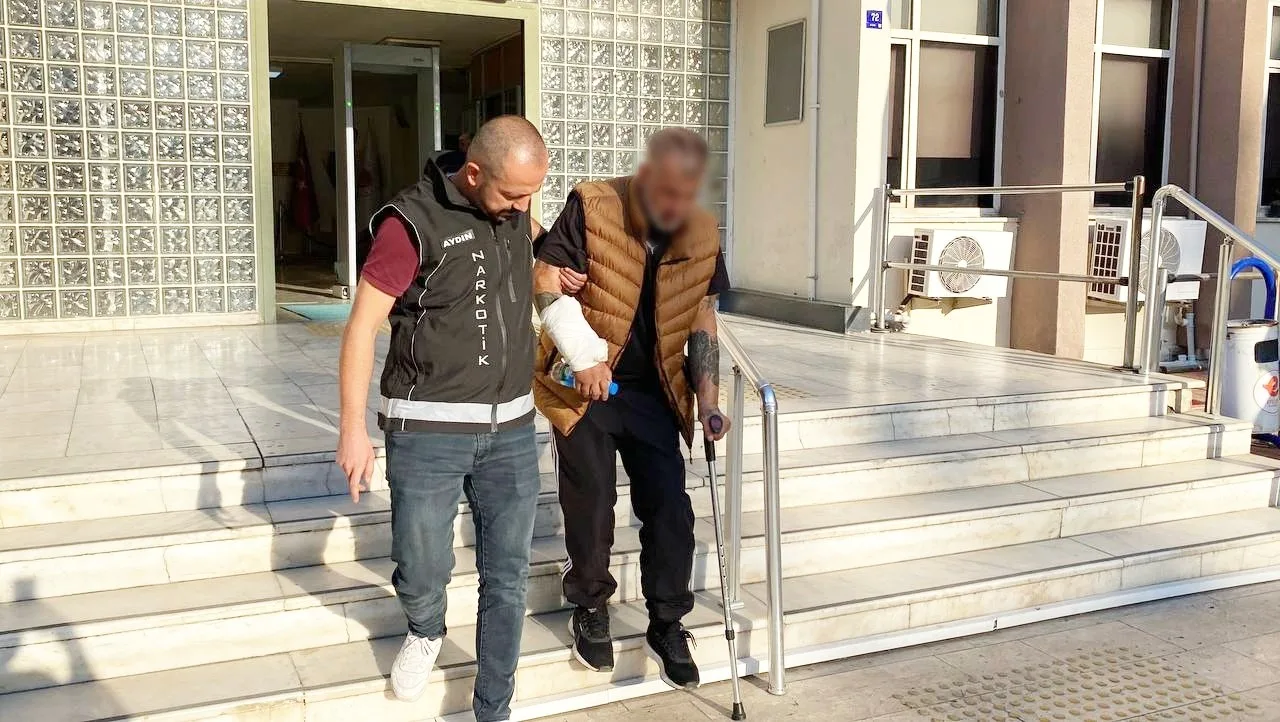 Aydın’ın Efeler ilçesinde gözaltına alınan 2 şüpheli sevk edildikleri adli