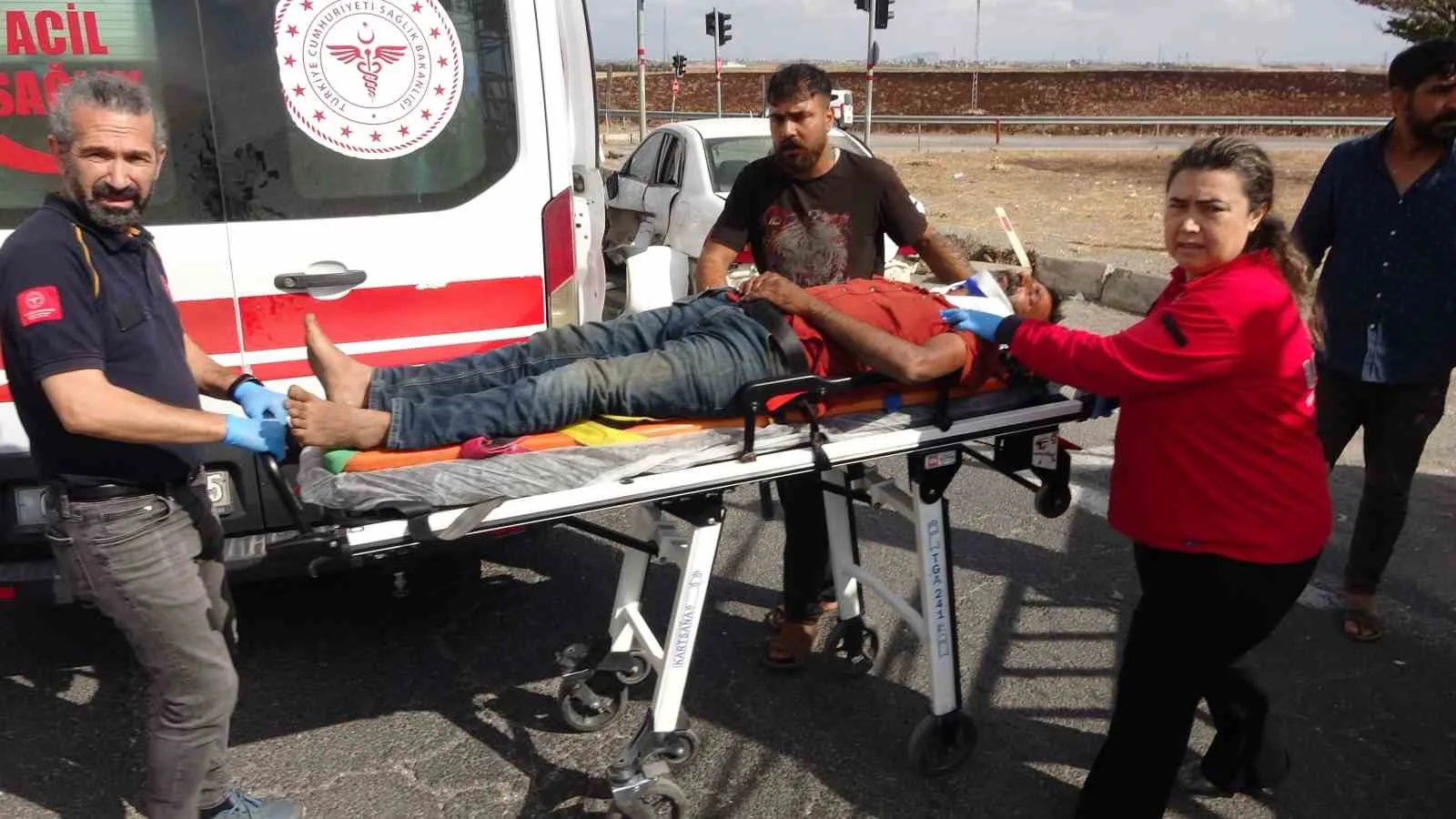 Adıyaman’da parmağı kopan çocuğu hastaneye yetiştirmeye çalışan otomobil ile kamyonetin