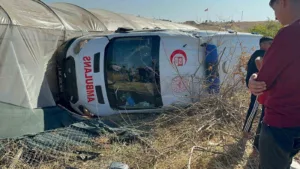 Adıyaman’ın Samsat ilçesinde meydana gelen kavgada yaralanan kişileri taşıyan ambulans