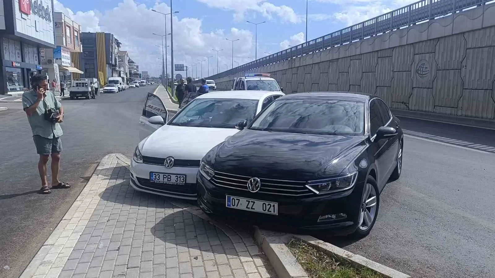 Antalya’nın Manavgat ilçesinde seyir halindeki 2 otomobilden biri dönüş yasağını