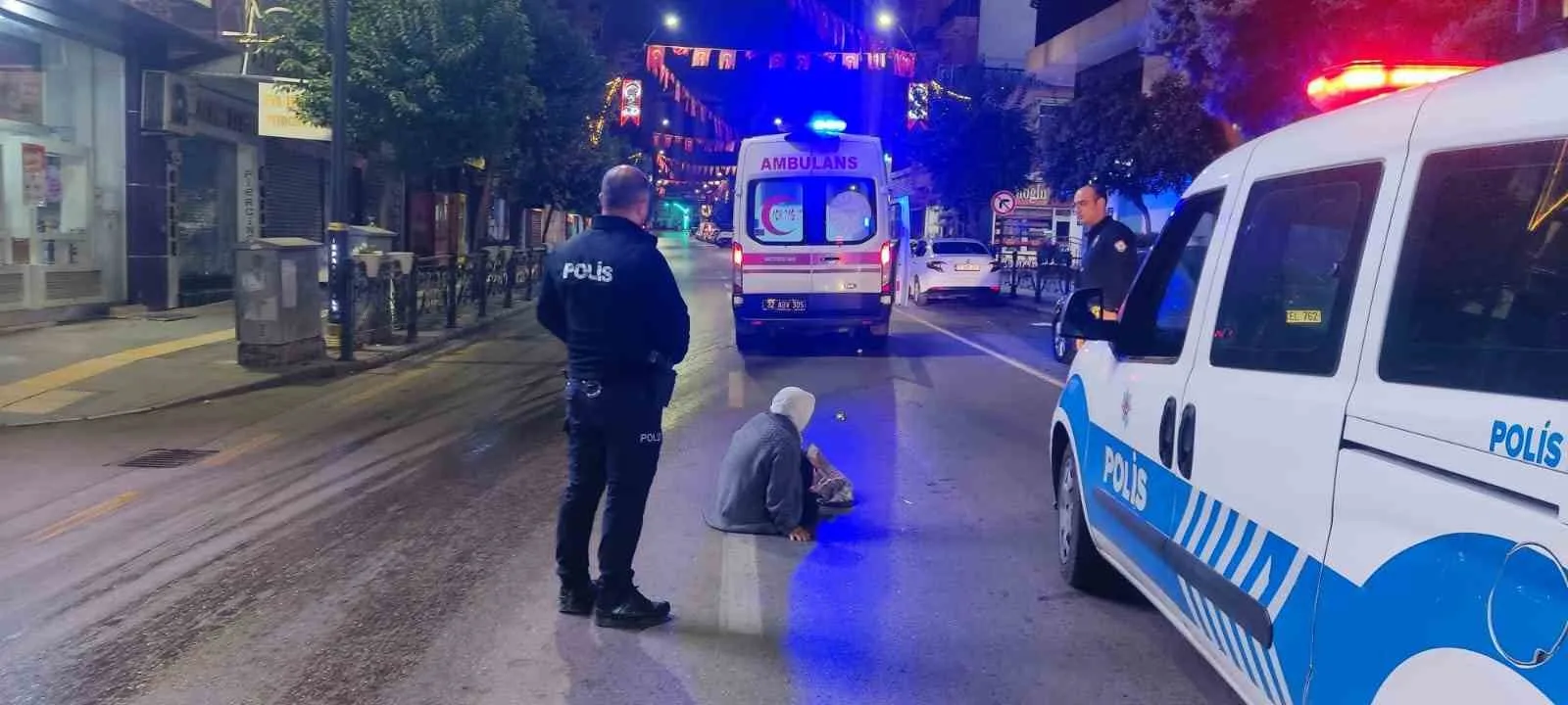 Isparta’da sabah saatlerinde meydana gelen trafik kazasında, yolun karşısına geçmeye