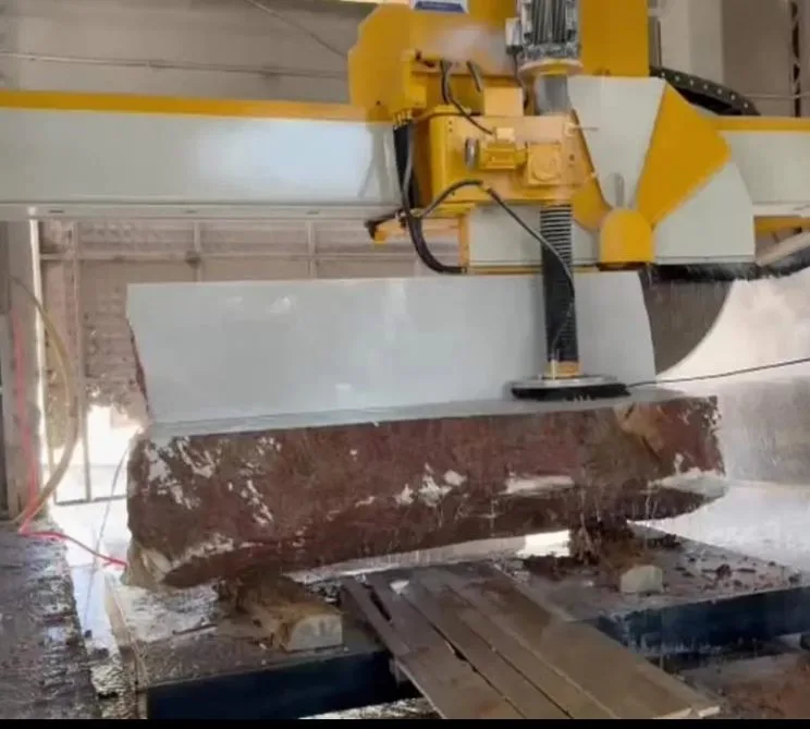 Muğla’nın Yatağan ilçesindeki bir mermer ocağında, başı mermer kesme makinesine