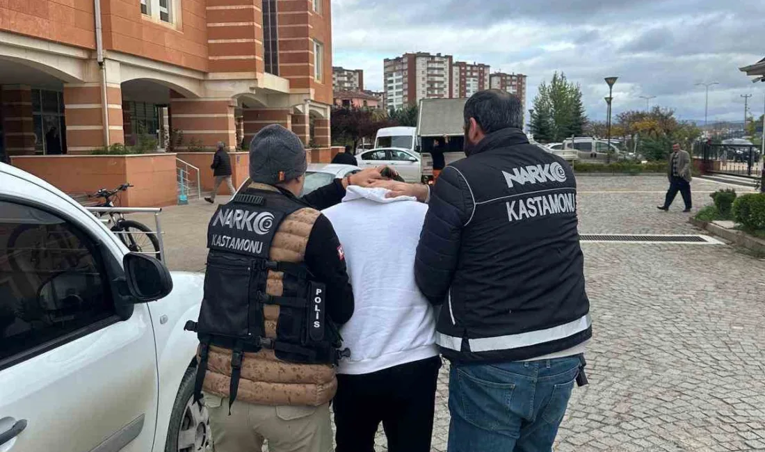 Kastamonu’da uyuşturucu sattıkları gerekçesiyle düzenlenen operasyonda yatağının altına saklanmış vaziyetteki