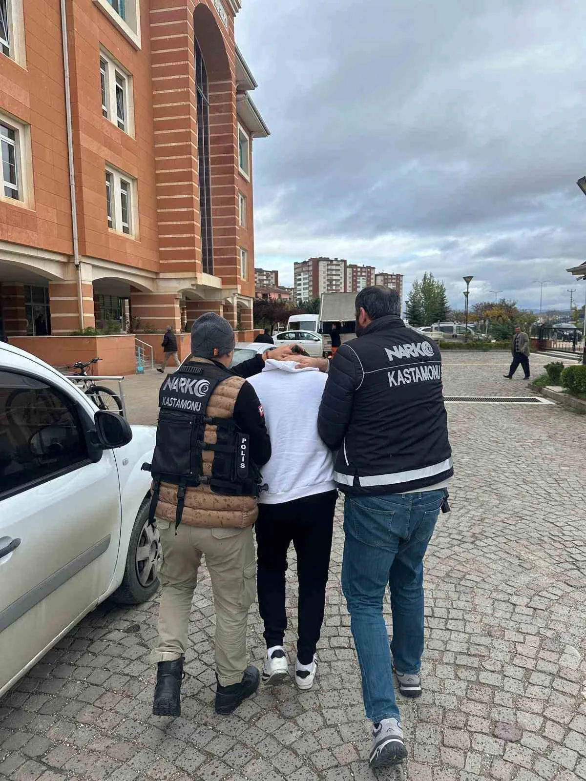 Kastamonu’da uyuşturucu sattıkları gerekçesiyle düzenlenen operasyonda yatağının altına saklanmış vaziyetteki