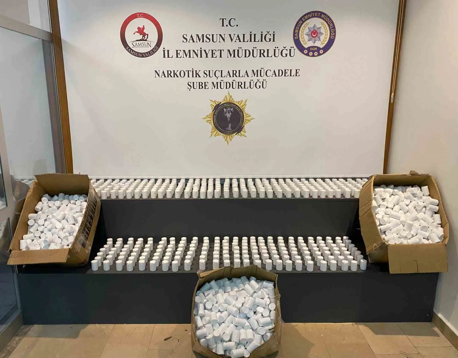 Samsun’a polis tarafından bir eve düzenlenen operasyonda yatak odasında istiflenmiş