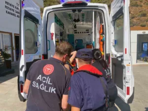 Muğla’nın Fethiye ilçesi açıklarında seyreden ticari yatta yaralanan vatandaşa tıbbi