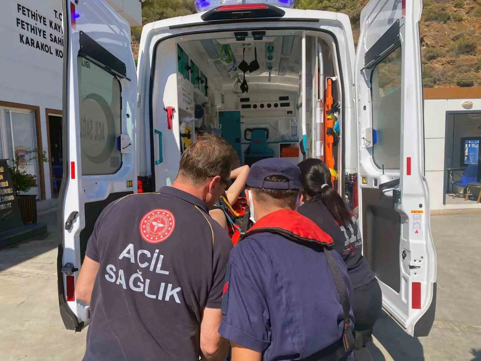 Muğla’nın Fethiye ilçesi açıklarında seyreden ticari yatta yaralanan vatandaşa tıbbi