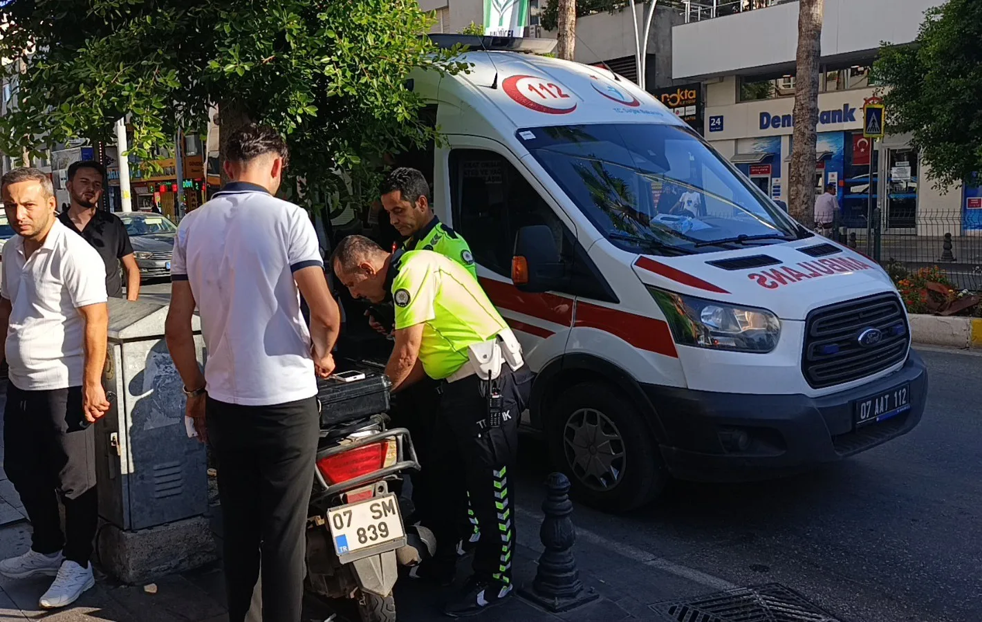 Antalya’nın Manavgat ilçesinde yaya geçidinden geçen iki kadından birine motorlu