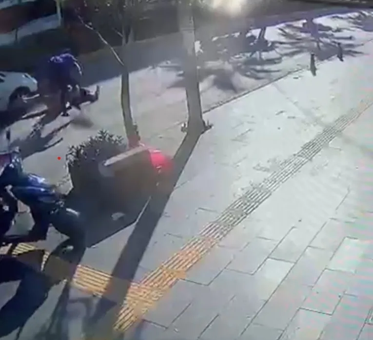 Antalya’nın Manavgat ilçesinde yaya geçidinden geçmeye çalışan 3 kişilik Alman