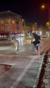 Bursa’da dört genç caddenin karşısına birdirbir oynayarak geçti. O anlar
