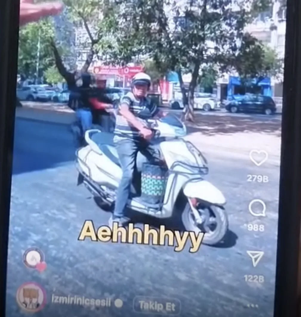 İzmir’de sosyal medyada paylaştığı görüntülerde motosikletiyle yayalara tehlikeli şekilde yaklaşarak