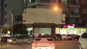 Hatay’da bir vatandaşın akan trafikte 3 tekerlekli motosiklet üzerinde koltuk