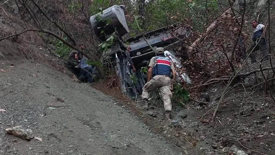 Hatay’da yaylada yol açtığı esnada uçuruma yuvarlanan kepçenin operatörü hayatını