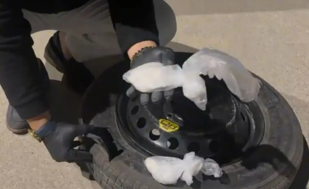 Kahramanmaraş’ta düzenlenen uyuşturucu operasyonunda hafif ticari bir araçtaki stepne içine