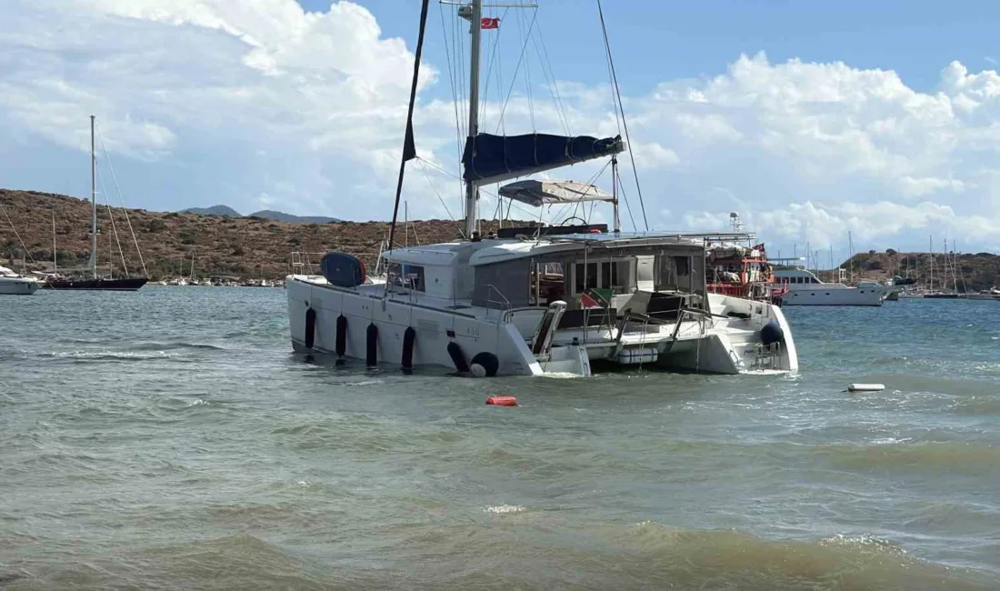 Muğla’nın Bodrum ilçesinde rüzgarın etkisiyle sürüklenen katamaran tipi yelkenli tekne,