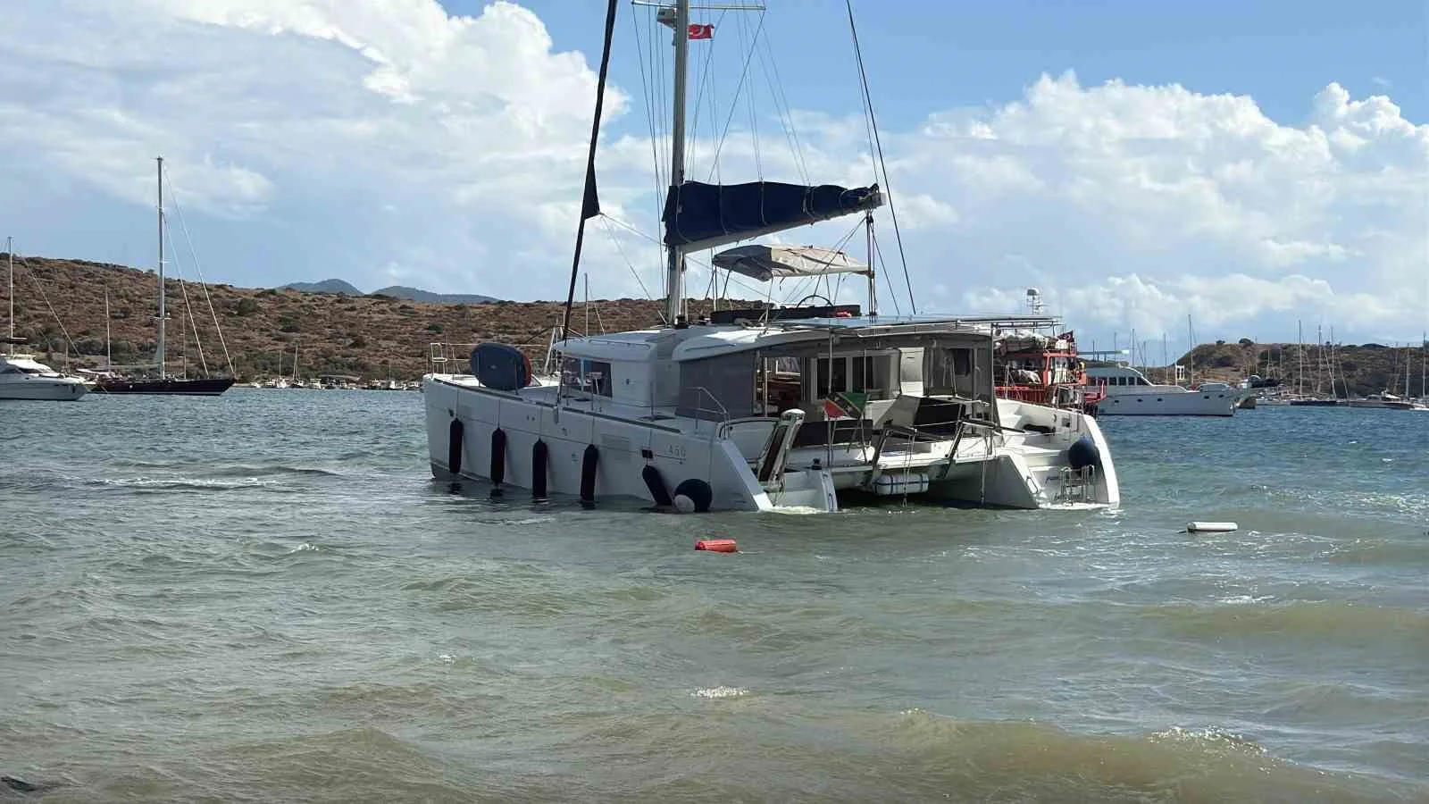 Muğla’nın Bodrum ilçesinde rüzgarın etkisiyle sürüklenen katamaran tipi yelkenli tekne,