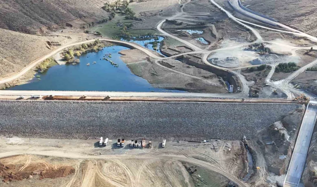 Bayburt’ta yapımı devam eden Yelpınar Göleti’nde çalışmalar tüm hızıyla sürüyor.