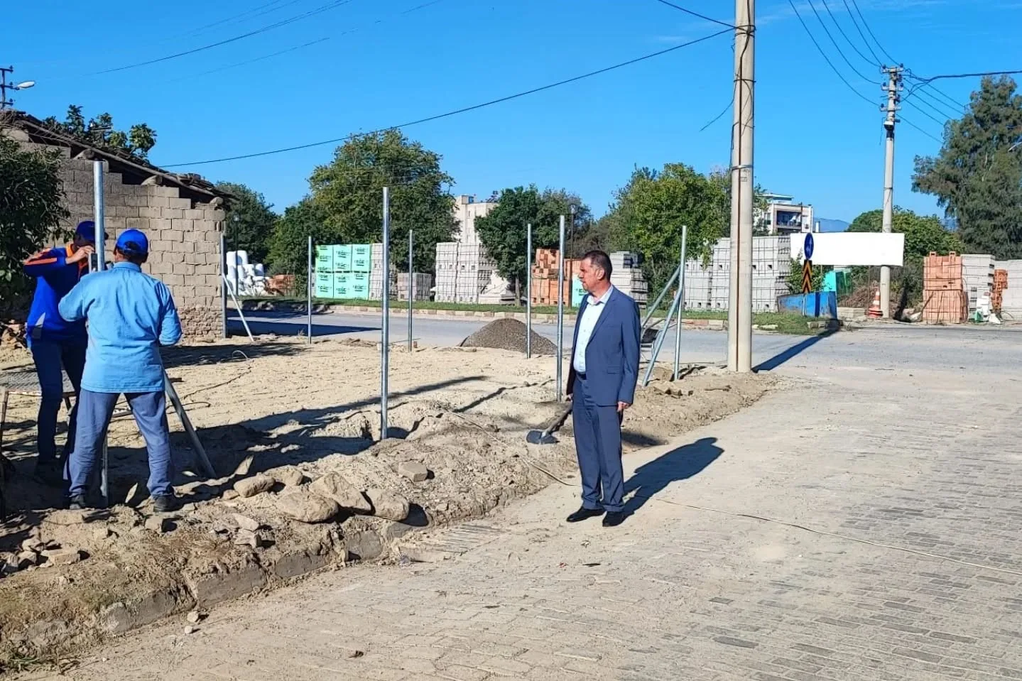 Yenipazar Belediyesi ekipleri, ilçenin farklı noktalarında eş zamanlı olarak yürütülen