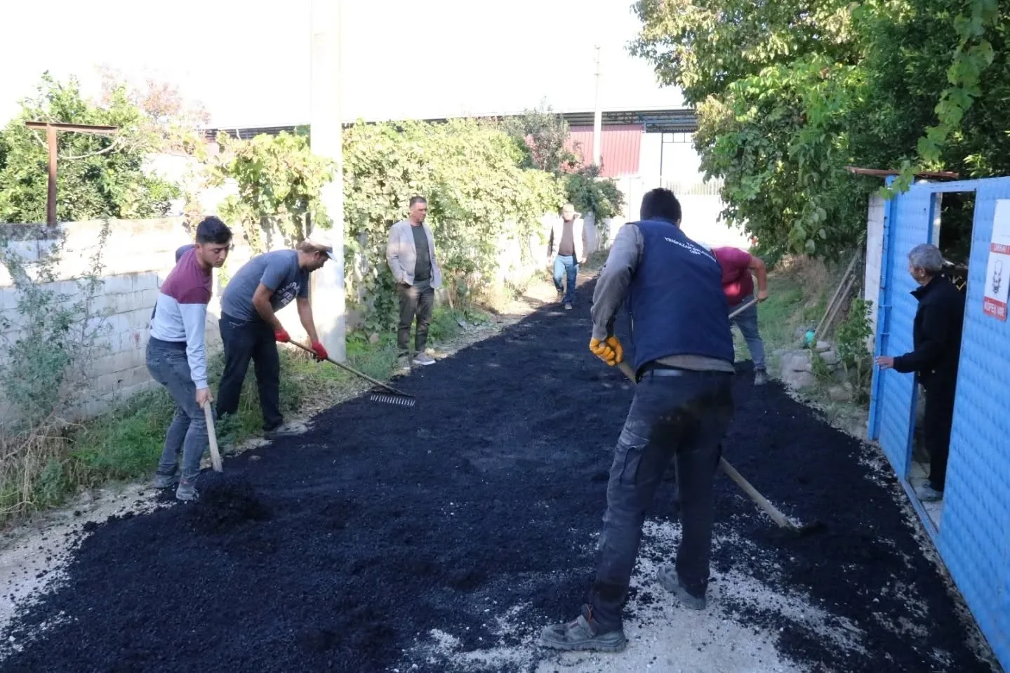 Yenipazar Belediyesi, farklı mahallelerde yol, altyapı ve çevre düzenleme çalışmalarını