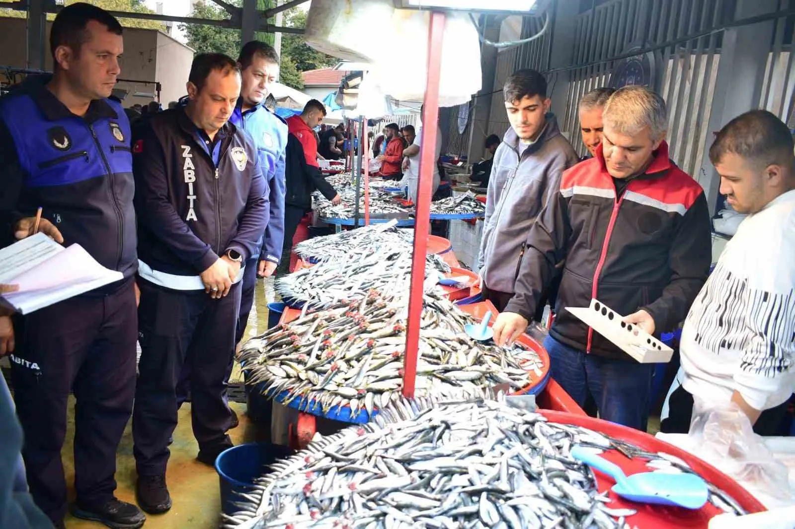 Bursa’nın Yenişehir ilçesinde zabıtalar Balık Pazarı’nı denetledi. Belediye Başkanı Ercan