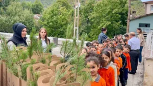 Amasya Orman Bölge Müdürlüğü görevlileri, Yeşilyenice Mahallesi’nde ziyaret ettikleri okulda