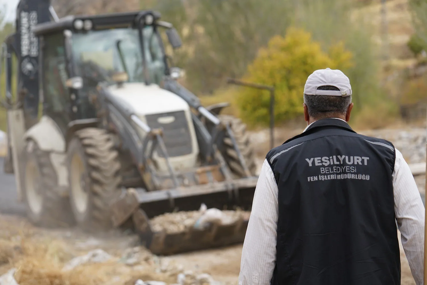 Yeşilyurt Belediyesi, kış ayları öncesi ilçe genelinde asfaltlama çalışmalarını hızlandırdı.