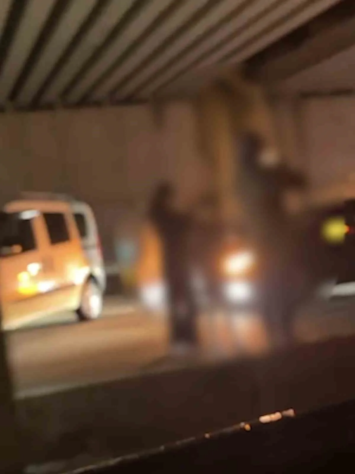 Düzce’de yolu trafiğe kapatan 4 sürücü polis ekiplerinin çalışması ile