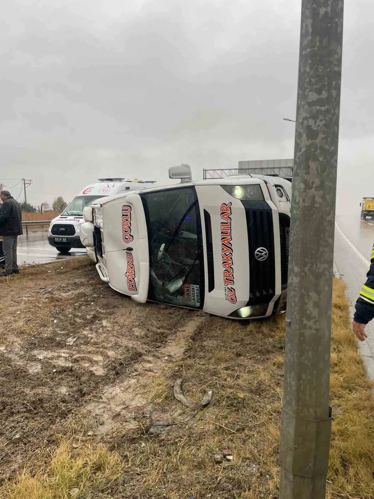 Kırklareli’nin Babaeski ilçesinde yolcu minibüsünün devrilmesi sonucu meydana gelen trafik