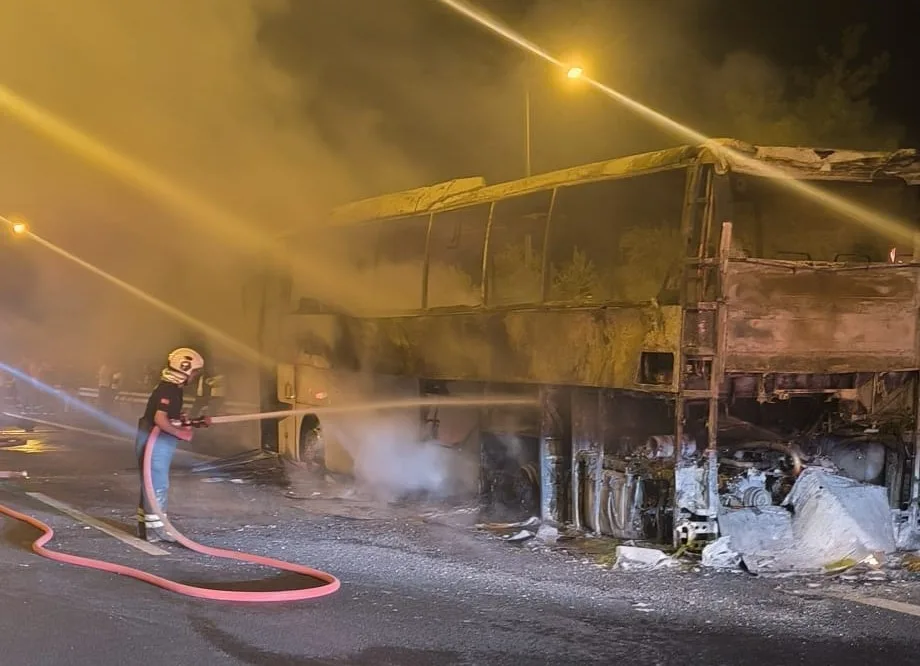 Adana’da seyir halindeki yolcu otobüsü alevlere teslim oldu. Şans eseri