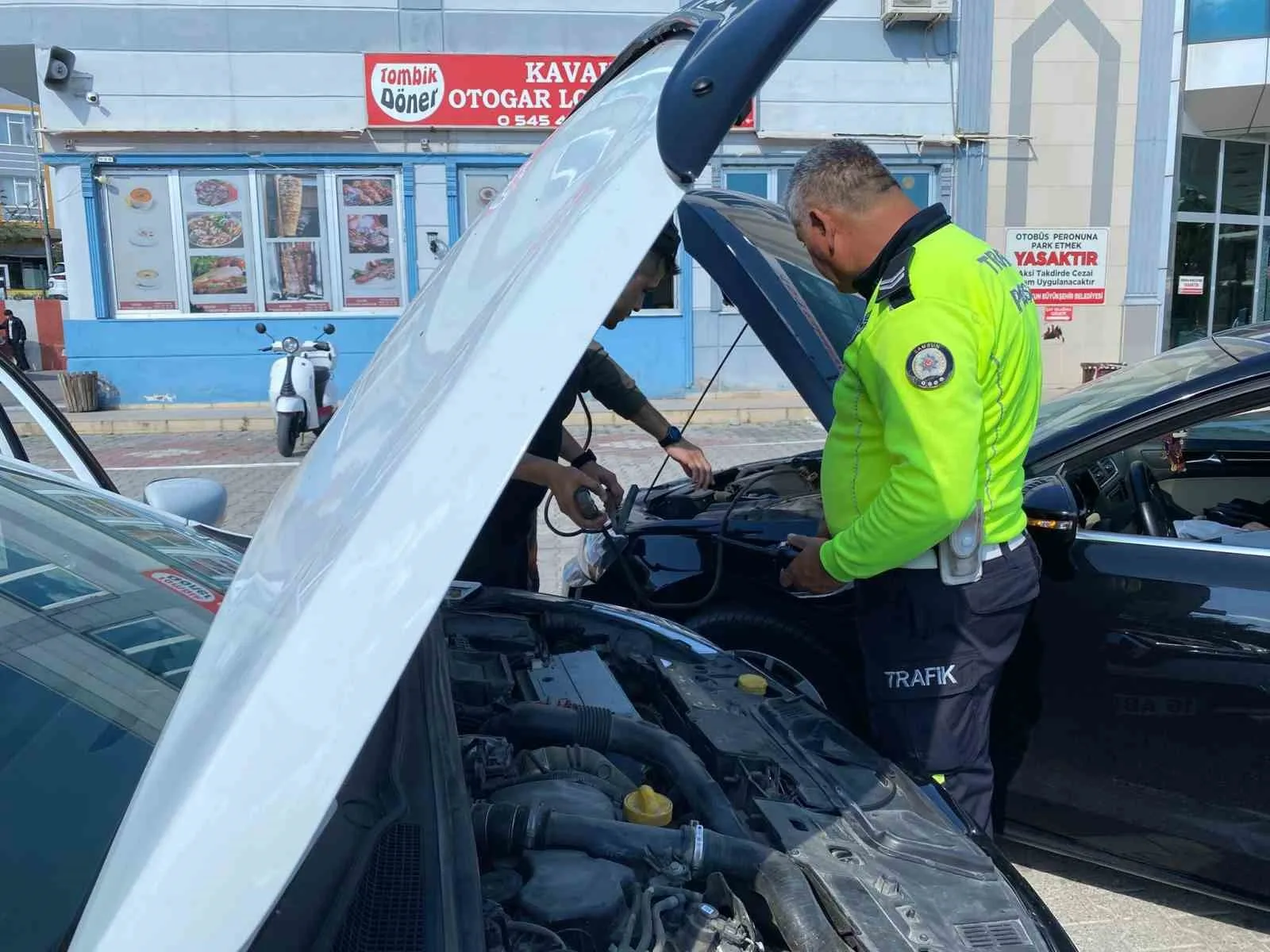 Samsun’da otomobilleriyle yolda kalan ailenin yardımına polis ekipleri koştu. Samsun’dan