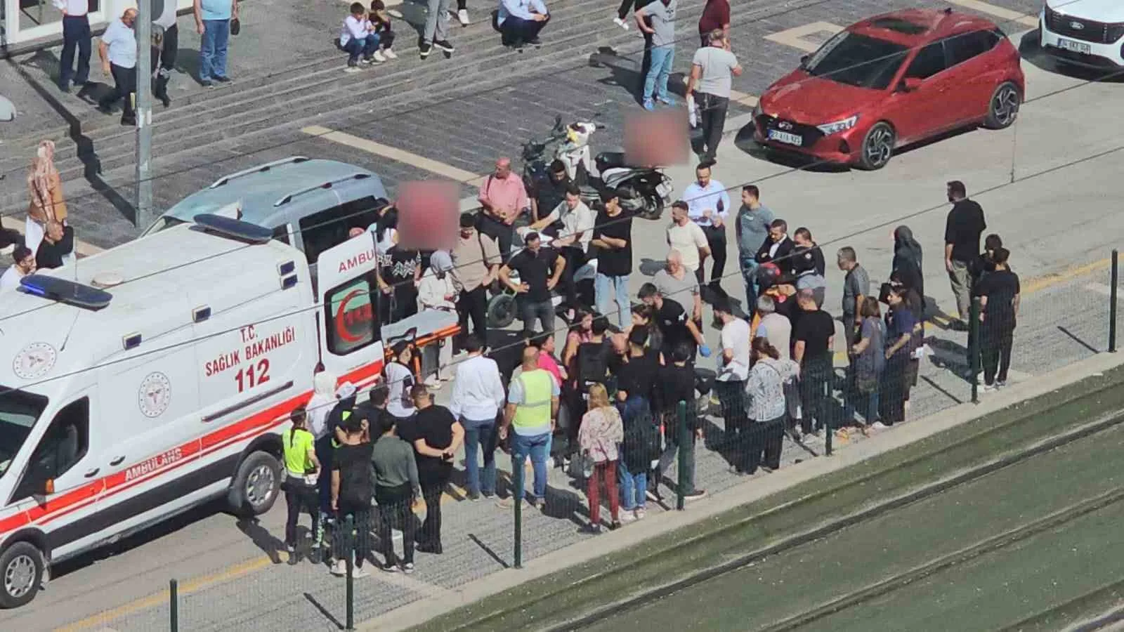 Gaziantep’te yolun karşı tarafına geçerken motosikletin çarptığı kadın yaralandı. Kaza,