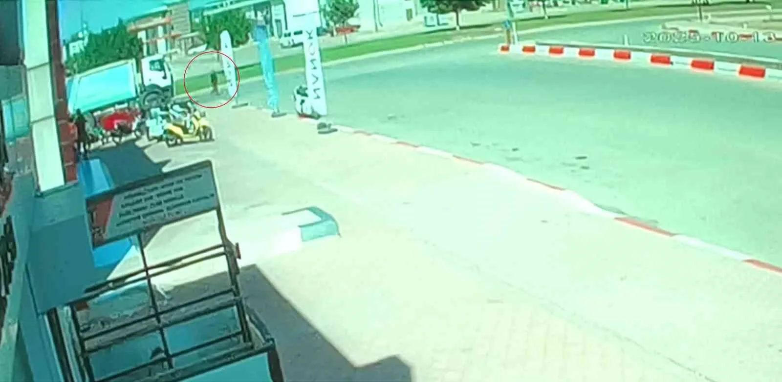 Antalya’da yolun karşısına geçen kadın, çöp topladıktan sonra hareket eden