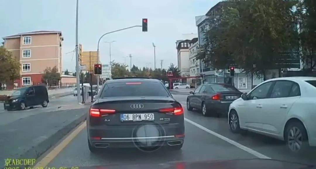 Ankara’da yolun karşısına geçerken otomobilin çarptığı bir kadın yaralandı. Kaza