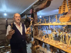 Yozgat’ın Aydıncık ilçesinde yaşayan Raşit Öztürk, ormanlık alandan topladığı ağaç
