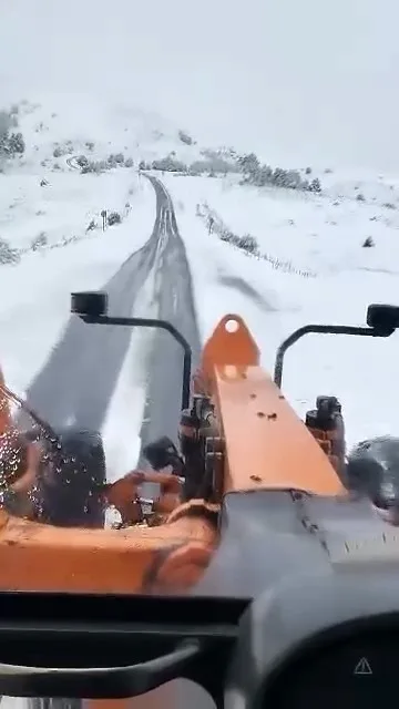 Yozgat’ın Akdağmadeni ilçesi, 2025 sonbahar mevsiminin ilk kar yağışını karşıladı.