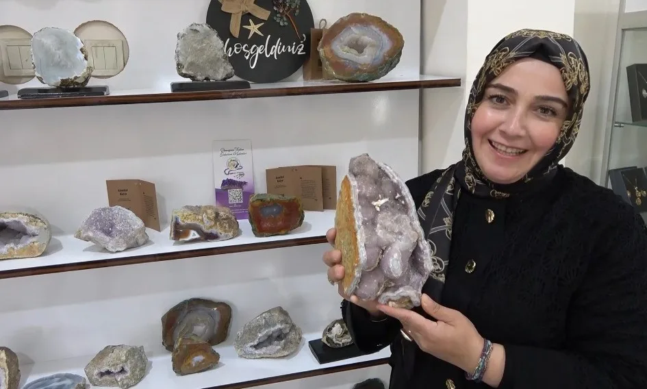 Yozgat’ın Aydıncık ilçesinde doğada bulunan ametist ve kalsedon taşları, el